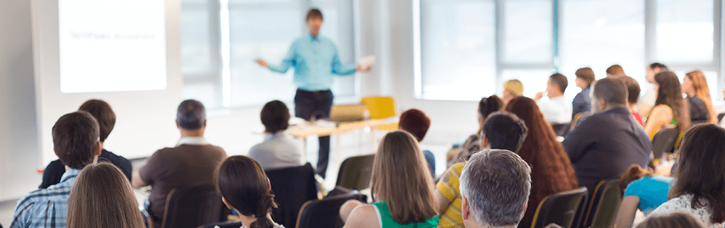 diversas pessoas assistindo aula de homem com camisa azul