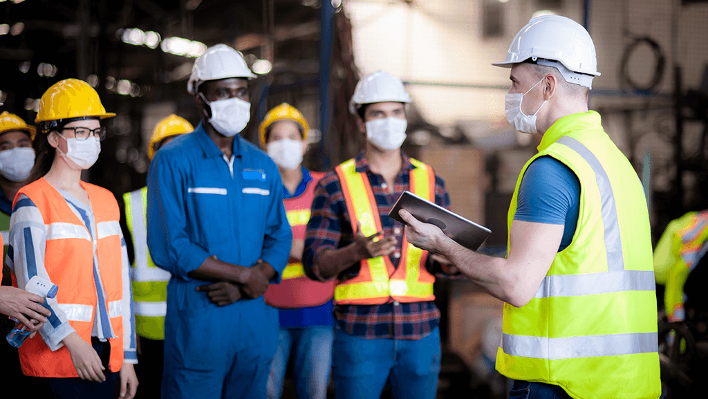 supervisor treinando seis funcionários da sua indústria