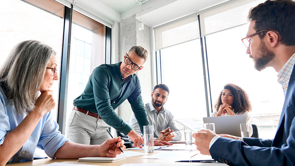 gestor em reunião com equipe para mapeamento de competências